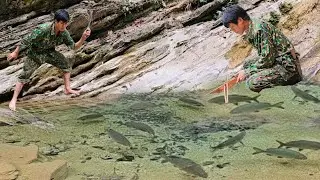 Alone in the Wilderness: Wild Chicken Tracks, Trap Setting & Night Stream Fishing