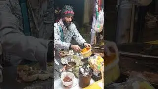 Konnagar Book Fair ke bahar ye bhayia apni dukan lagate he , inki dukan me Vada Pav, Pav Bhaji, Momo