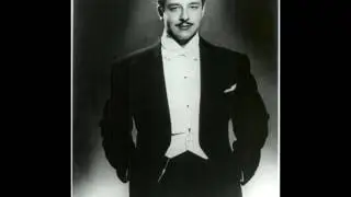Hernán Pelayo sings 