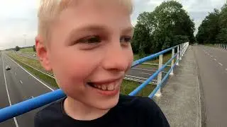 Ik fiets met mijn moeder  naar het  vliegveld en spotten een hotel vliegtuig!!!!!!