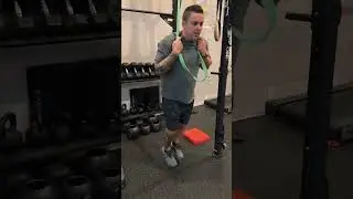 Jump lunges + band control = total body power ⚡