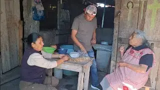 En una platicadita  con jefecita  y comiendo  cacahuetes  en el solicito 