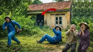 Time-Lapse: Workers Flee in Terror as a Ghost Appears Inside the Abandoned House 😱