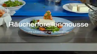 Räucherforellenmousse mit Linsensalat, Johannisbeergelee und Reiscracker