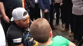 HEAVYWEIGHT ANTHONY JOSHUA ARRIVES COVENT GARDEN FOR PUBLIC WORKOUT & IS MOBBED BY FANS / IFL TV