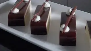 Vanille roomijs bedekt met een chocolade spiegel