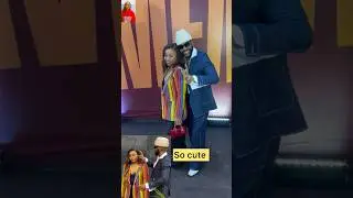 Нигерийская телеведущая Эбука Оби Ученду и его жена забивают пару голов в красивых нарядах