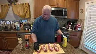 Копченые свиные ребрышки и куриные бедра в деревенском стиле, приготовленные на гриле.