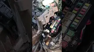 Toyota Yaris Hybrid 4 replacement fuse 120A. Замена силового предохранителя.