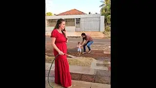 Babá Preguiçosa e Desleixada Foi Desmascarada Graças a Ajuda da Vizinha!