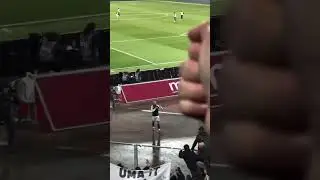 Bernardeschi sotto la curva dei tifosi della Juventus al Dall'Ara di Bologna