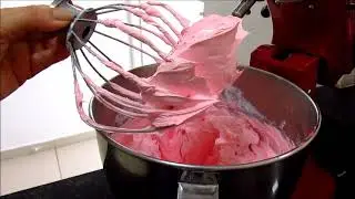RECHEANDO BOLO COM MOUSSE DE NINHO SABORIZADO DE MORANGO/ FICA UMA DELÍCIA ESSE RECHEIO!