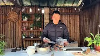 今天一下洗好几块腊肉，沥干下水分包装起来，顺带去山上挖点地桃花根#我的乡村生活 #乡村 #农村#农村腊肉 #乡村味道