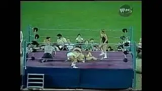 The Fabulous Moolah pins Peggy Lee