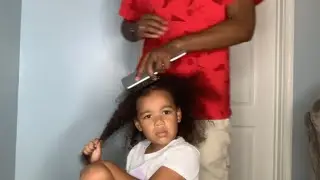 Dad does daughter’s hair when left home with Dad [satisfying video] #cute #naturalhair #viral #grwm