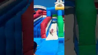 Аквапарк! Горки в бассейне! Купаемся весело! Water park! Slides in the pool! Have a fun swimming!