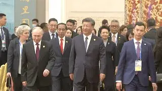 President Xi Jinping and his wife Peng Liyuan welcome international guests