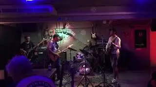 Shape of you , Jam in QueenBee bar in Bangkok