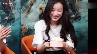 倪妮 从北京到舟山，阿花@倪妮V 与 #电影东极岛 剧组一起回到了故事开始的地方。8月开启了忙碌的节奏，电影上映、开启路演、好友重逢…因为作品而忙碌的日子，日日是好日❤️ 