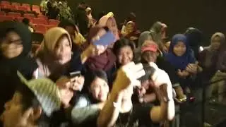 Fans histeris minta foto sama Jefri Nichol, Amanda Rawless dan Naufal Samudra (pemeran Jailangkung )