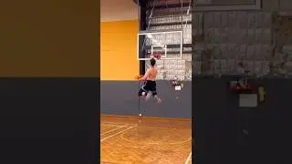 6&rsquo;4 Guy hits a backboard windmill