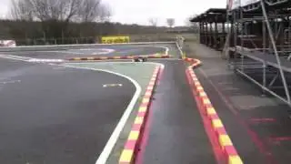 FG 4WD Baja mit Baja Reifen auf Glattbahn