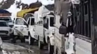 Zojila Update:- Finally traffic Allowed from Minamarg towards Sonmarg #zojilapass #Dangrous #weather