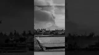 1-минутный фоторепортаж: фермер, выращивающий рис, наблюдает за извержением вулкана Мерапи. 2010 г.