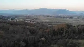 Sorvolo drone sulla vegetazione fitta di Alvignanello
