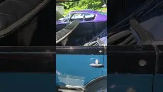 Эти винтажные красавицы по-прежнему привлекают внимание #классика #винтаж #автосалон