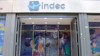 Новый визуальный стиль INDEC на фирменном щите компании.
