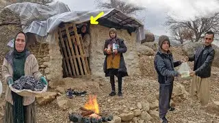  Living in a hut in the middle of the rain 🌧| Trying to survive and sell charcoal in the mountains🏔🔥