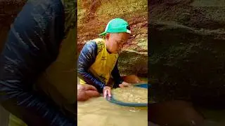 Here's how...!!! Panning using traditional equipment at large rock sites. #goldpanning #traditional
