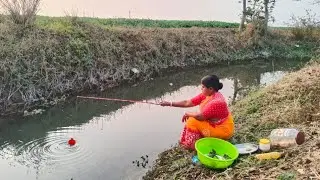 FISHING VIDEO 🎣🐠 || woman cute lady happily fishing in the canal catch many fish || Hook fishing