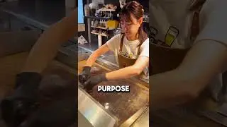 Зачем вообще повара бросают лед на раскаленный гриль? 🫣
