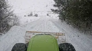 Відлига і дощ. Сніг дуже важкий. Лишилась одна дорога. 