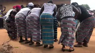 Voici comment les femmes Baoulés dansent le Goli