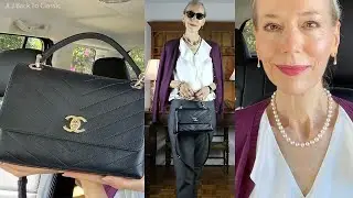 Стиль вне времени: сумка-конверт Chanel Chevron Chic, серые брюки, топ с оборками, кардиган сливового цвета / Классическая роскошь
