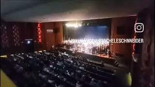 Coral no palco + plateia nas cadeiras do Sal&atilde;o Nobre + violinos no mezanino 2