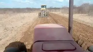 Trabalhando numa terraplanagem com trator Massey Ferguson 