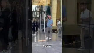 Tim Cook Betrayed by Apple Store Front Door 😂😅