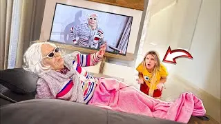 ENCONTRAMOS A VOV&Oacute; MALVADA ASSISTINDO TELEVIS&Atilde;O ESCONDIDO NA MINHA CASA!!