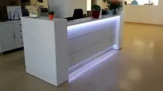Wei&szlig;e Empfangstheke in Berlin mit LED Beleuchtung von B&uuml;rosysteme Stock