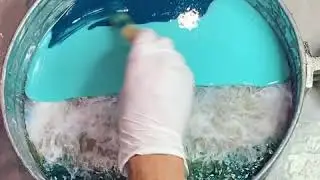 Adding another resin wave layer more teal water and white Lacey waves with resin pouring teal pour