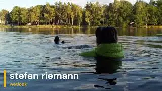 Apfelgrüne Daunenjacke - mein Weibchen badet im See