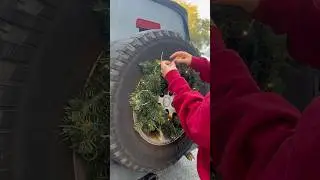 Driving around with a little extra cheer 🚗🎄#christmas #decor #jeep #holiday #wreath #xmas  #fyp