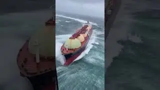 Too Big to Handle? LNG ship vs Monster Wave #rougewave #ship #maritime