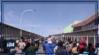 Migrants storm US-Mexico border as crisis continues