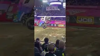 Sparkle smash with the awesome confetti. #mostersmash #monstertruck #monsterjam #truck #trucks