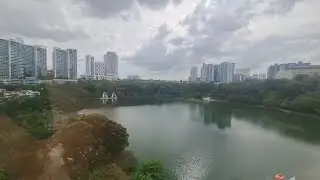 Лифт Hitachi в торговом центре Sunway Square в Субанге, штат Селангор, Малайзия (к озеру South Qu...